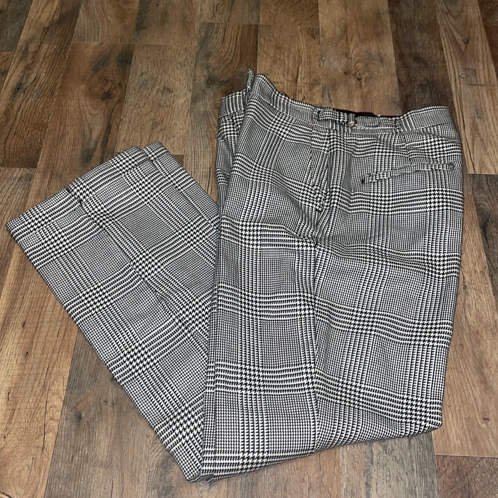 Tommy Hilfiger NWOT Black And White Cuffed Pants. Size 6. 100% Cotton.